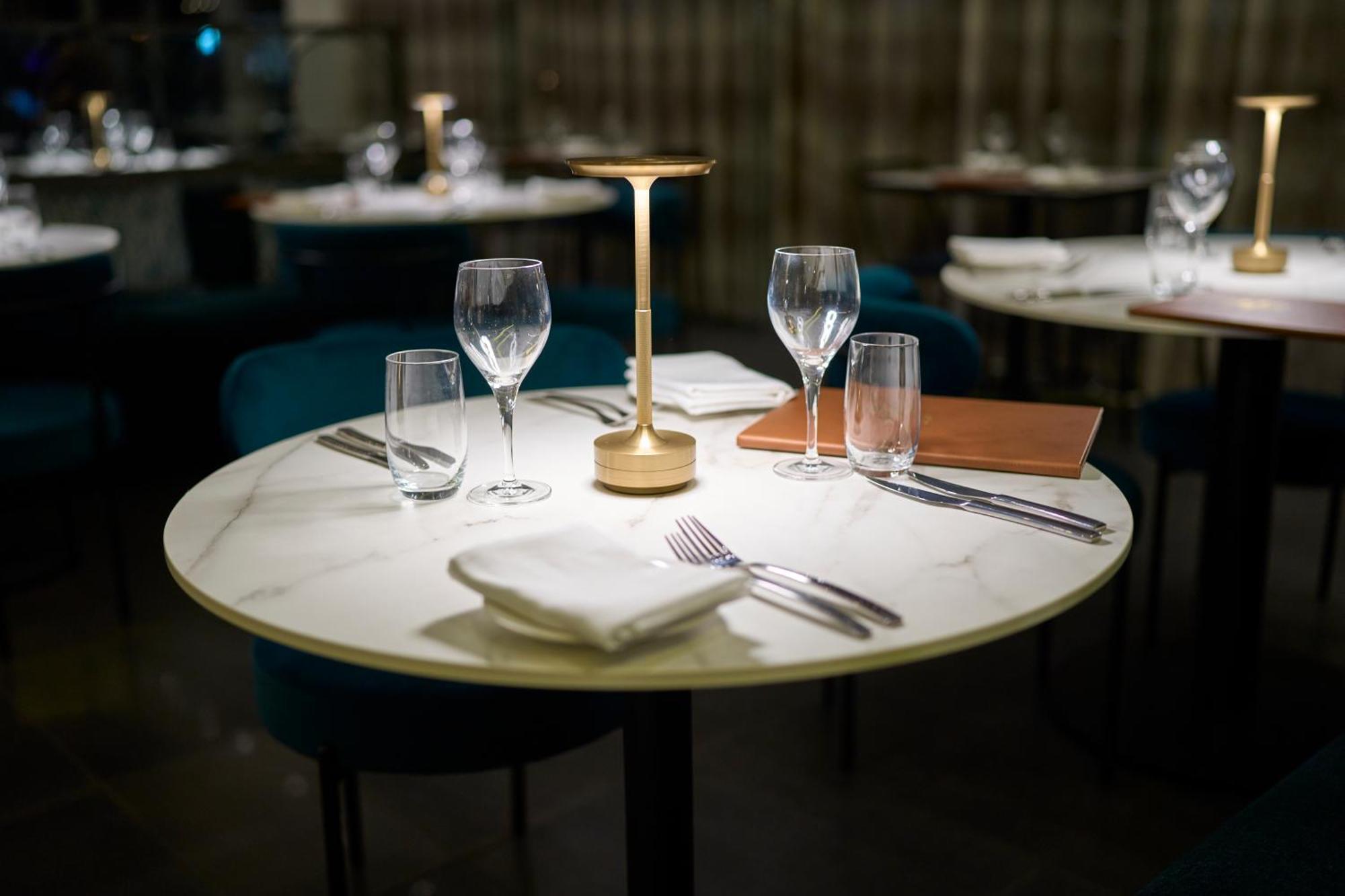 Fraser Suites Perth Exteriör bild A table at the restaurant