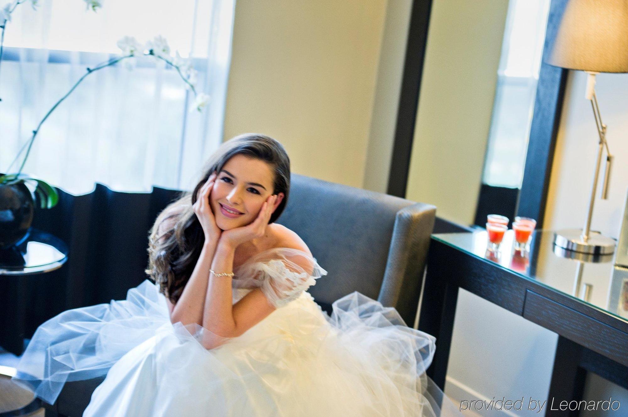 Fraser Suites Perth Exteriör bild A bride in a wedding dress