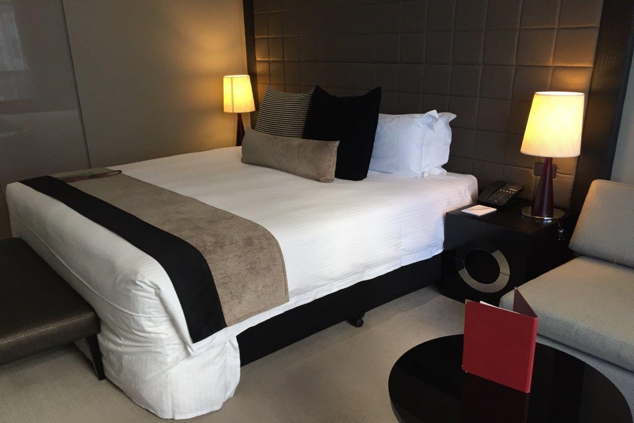 Fraser Suites Perth Exteriör bild A bed in a hotel room