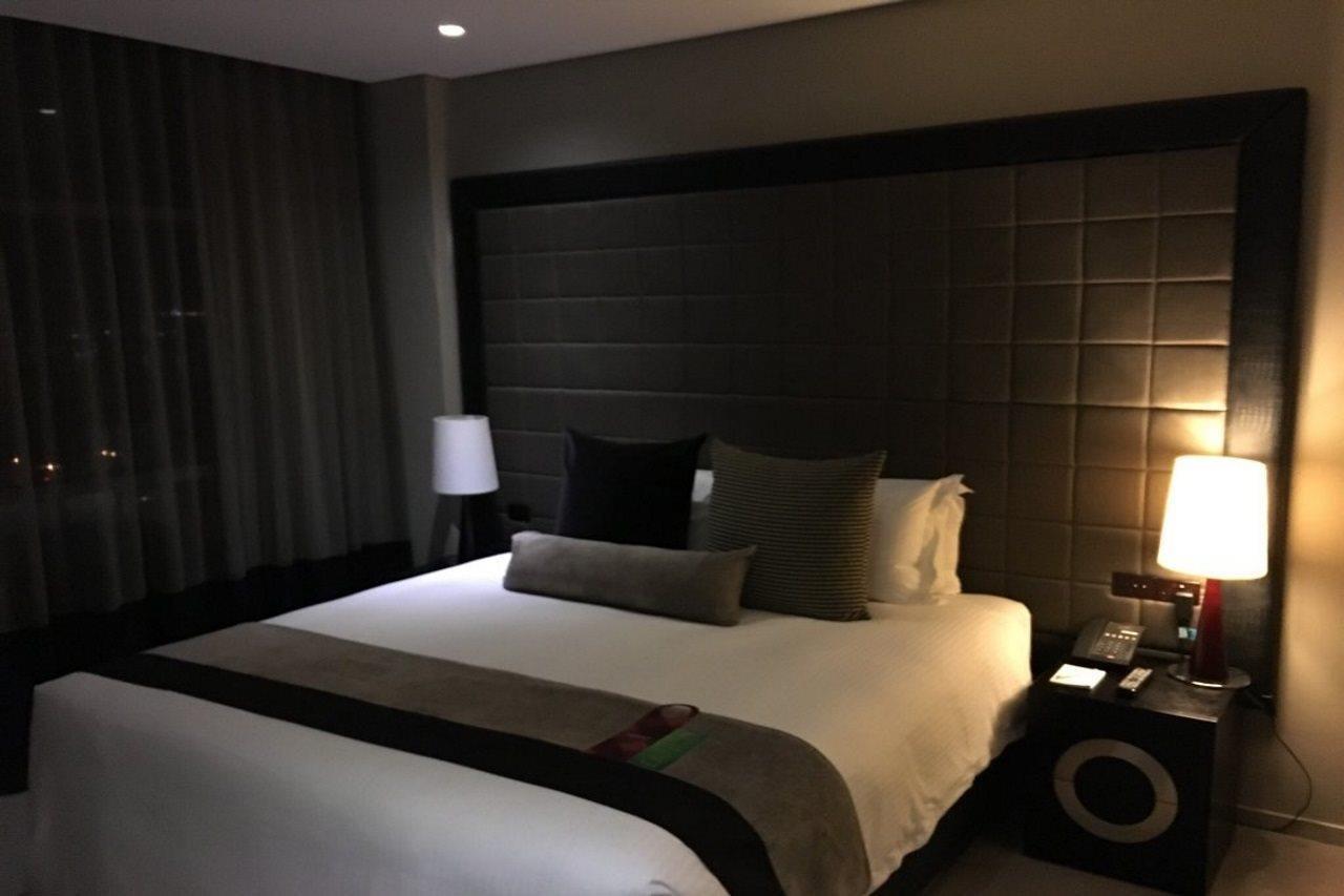 Fraser Suites Perth Exteriör bild A bedroom at the hotel