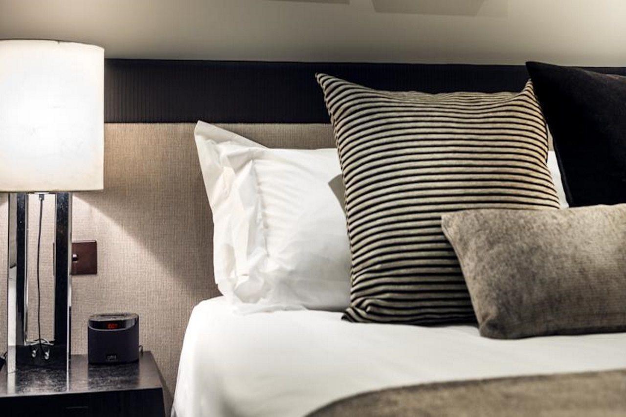Fraser Suites Perth Exteriör bild A bed with pillows