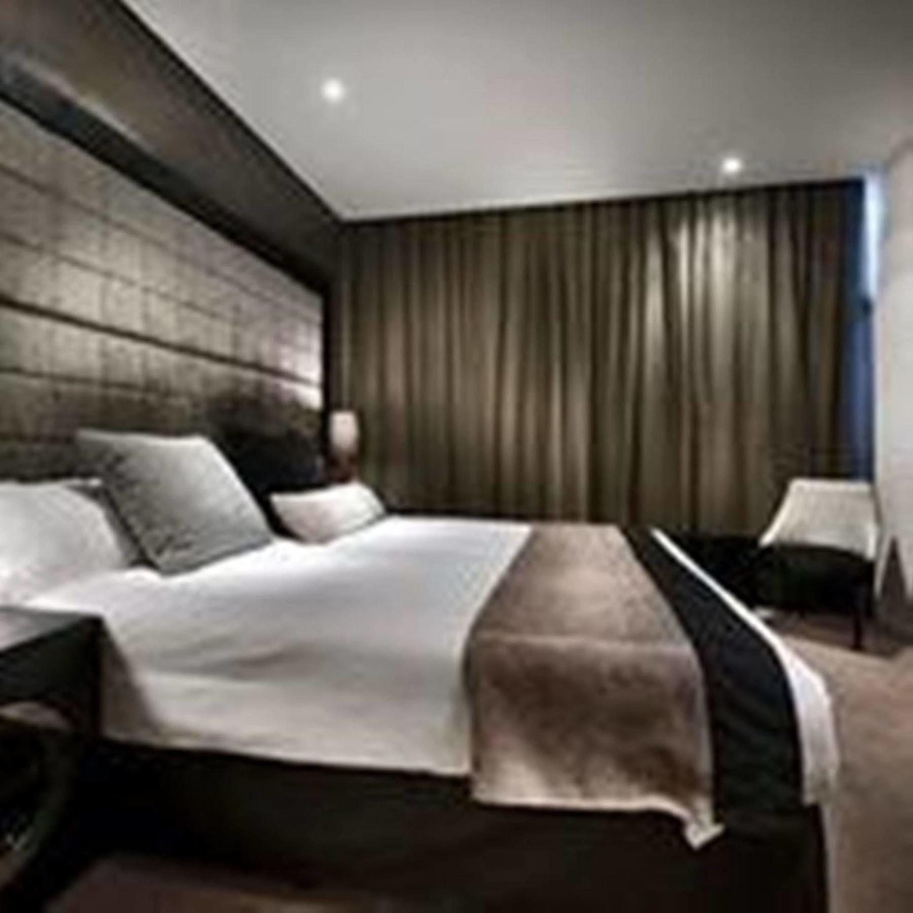Fraser Suites Perth Exteriör bild A bedroom in the hotel