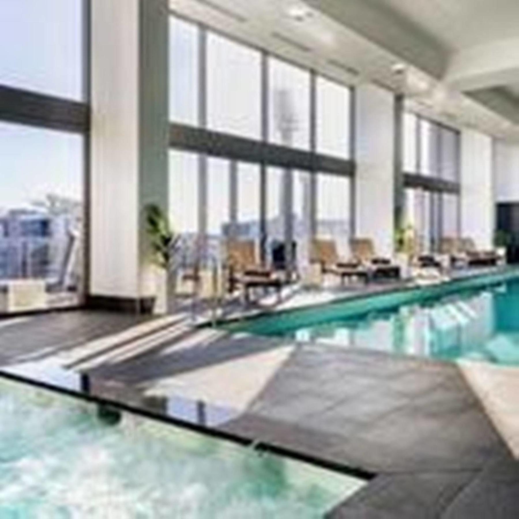 Fraser Suites Perth Exteriör bild The pool at the 1018