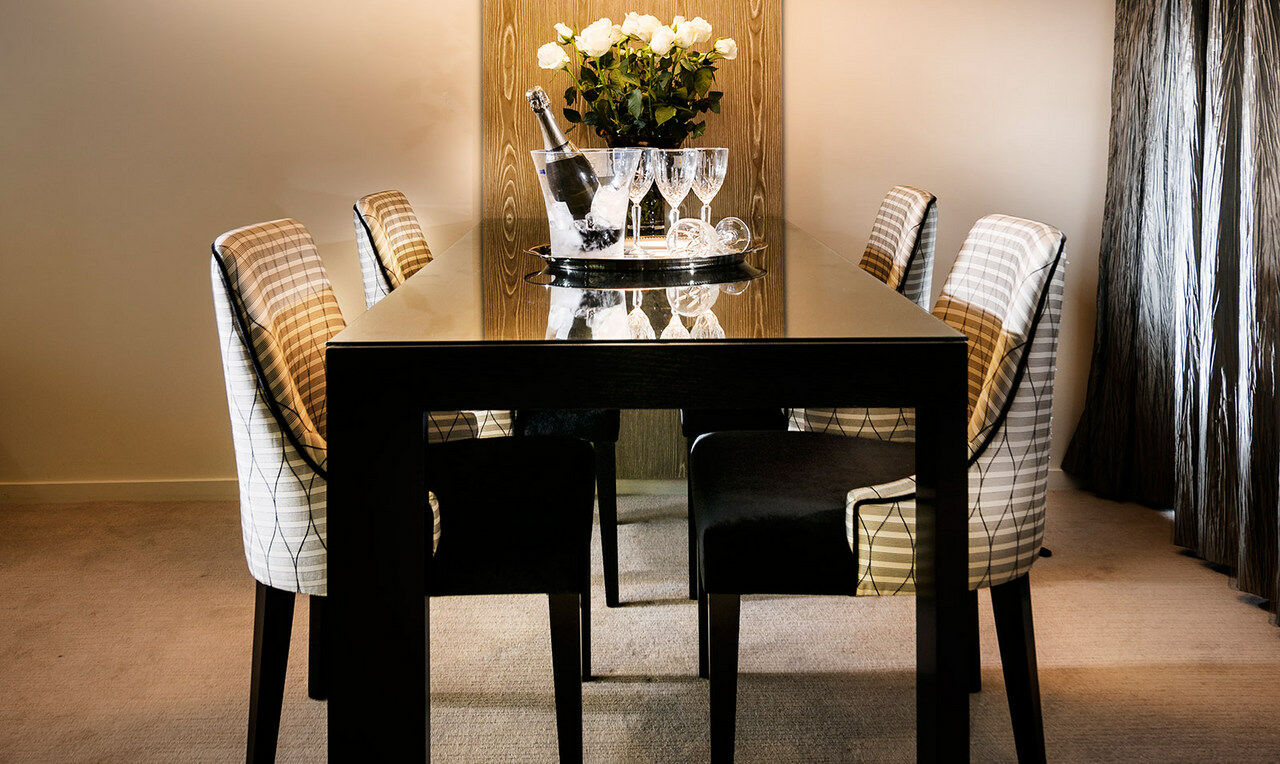 Fraser Suites Perth Exteriör bild A dining room table