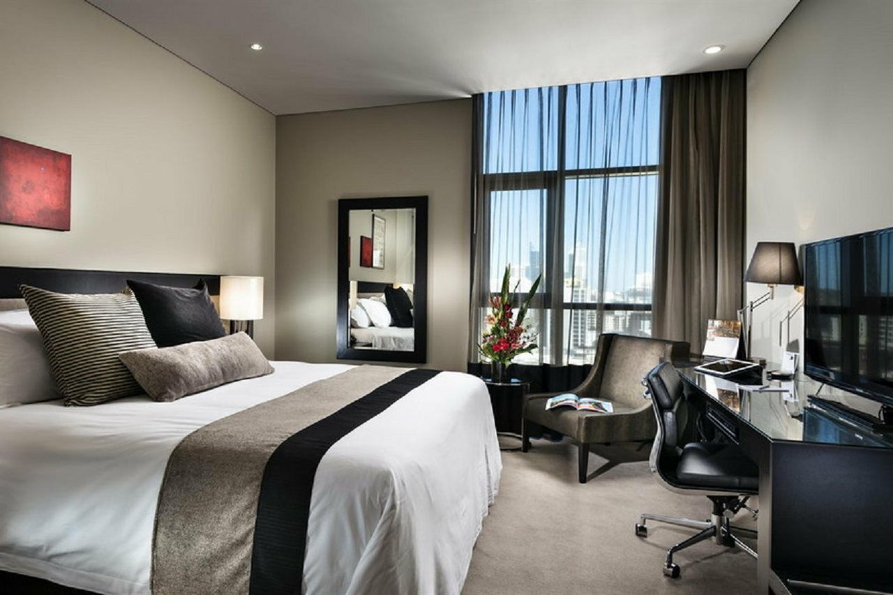 Fraser Suites Perth Exteriör bild A room at the Crowne Plaza Hotel, Adelaide